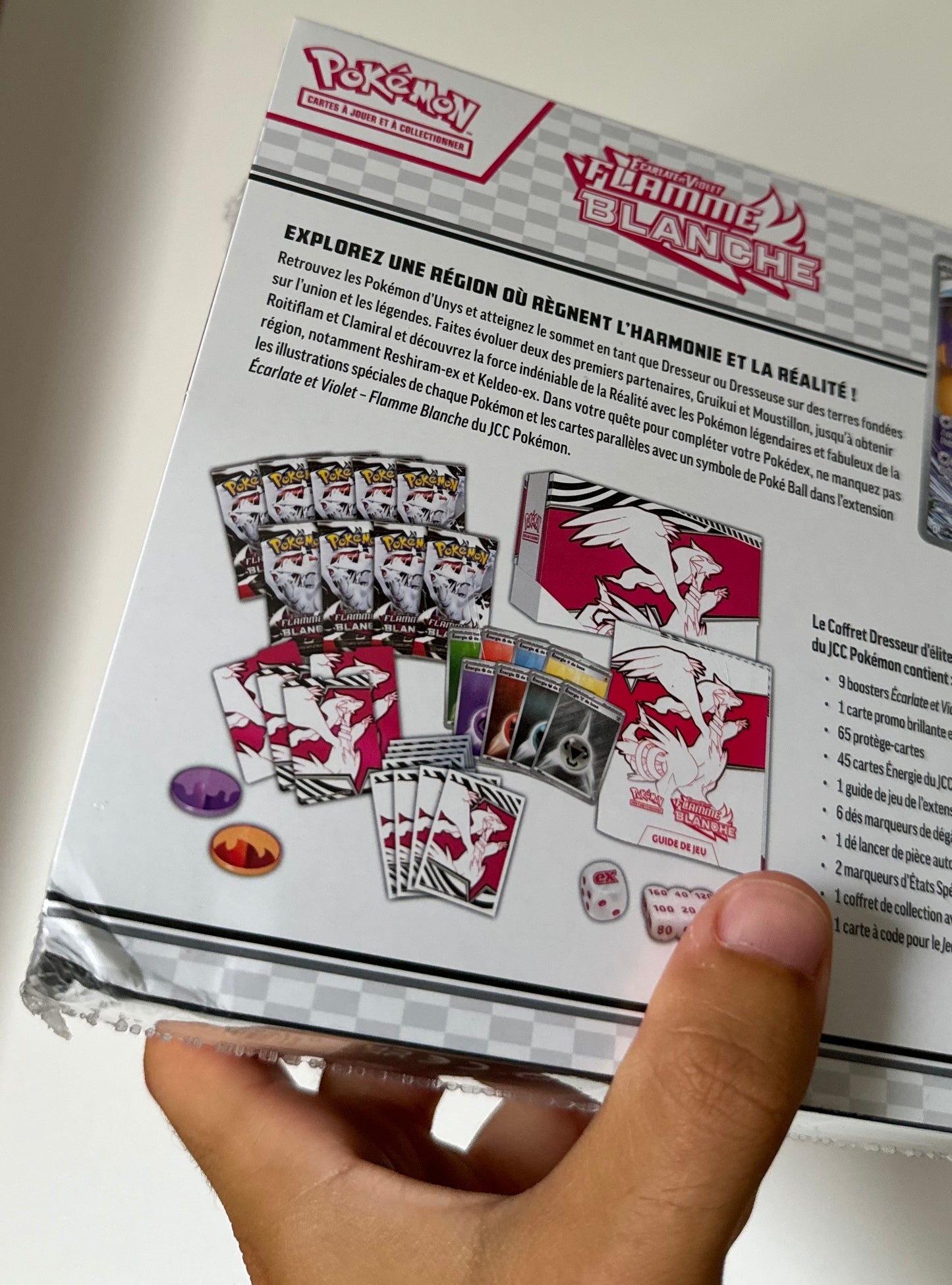 Elite Trainer Box Pokémon EV10.5 – Noir & Blanc : Flamme Blanche – 9 Boosters + Carte Promo Boréas